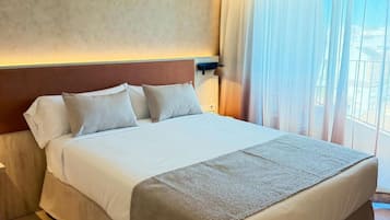 Skrivebord, skrivebord for bærbar PC, wi-fi (inkludert) og sengetøy