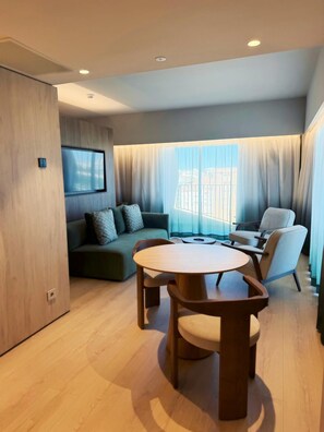 Suite with Balcony | Desk, laptop workspace, free WiFi, bed sheets - Hotel Turia Badajoz (Badajoz)