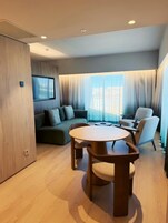 Suite con Balcón | Escritorio, espacio para trabajar con un portátil, wifi gratis