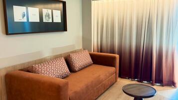 Schreibtisch, laptopgeeigneter Arbeitsplatz, kostenloses WLAN