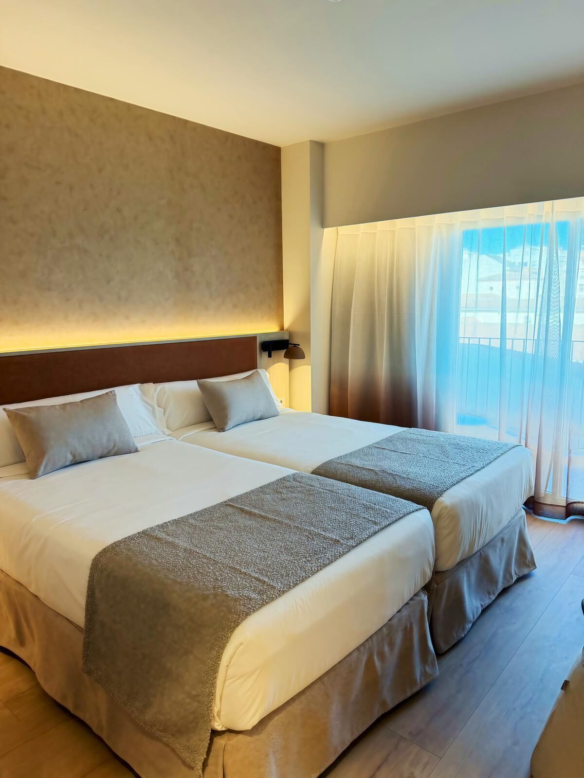 Desk, laptop workspace, free WiFi, bed sheets