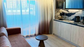 Escriptori, espai de treball apte per a portàtils i wifi gratuïta