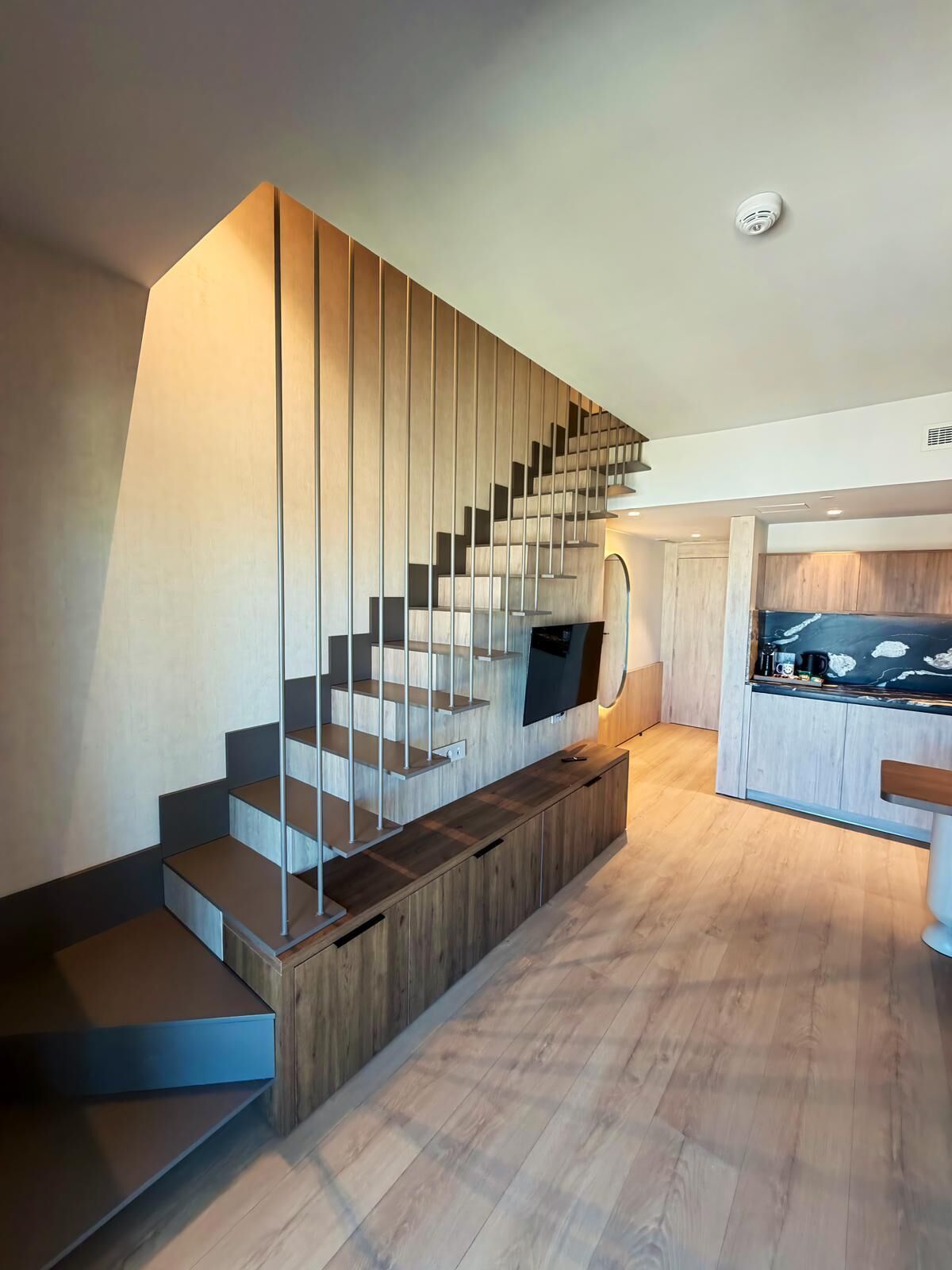 Duplex | مكتب ومساحة عمل للكمبيوتر المحمول وواي فاي مجانًا وملاءات أسرّة