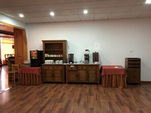 Café da manhã continental todos os dias (EUR 7 por pessoa) 