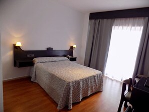 Desk, laptop workspace, free WiFi, bed sheets - Hotel Turia Badajoz (Badajoz)
