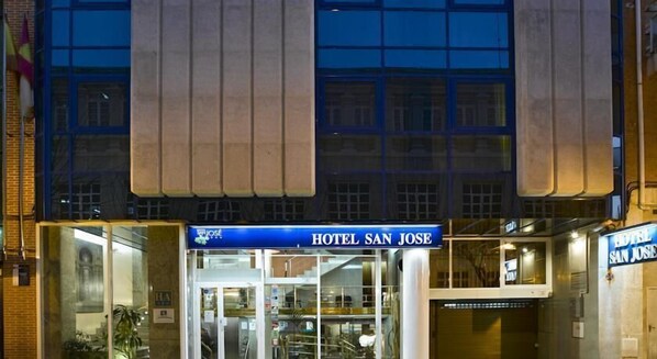 Front of property – evening/night - Hotel San Jose (Albacete)