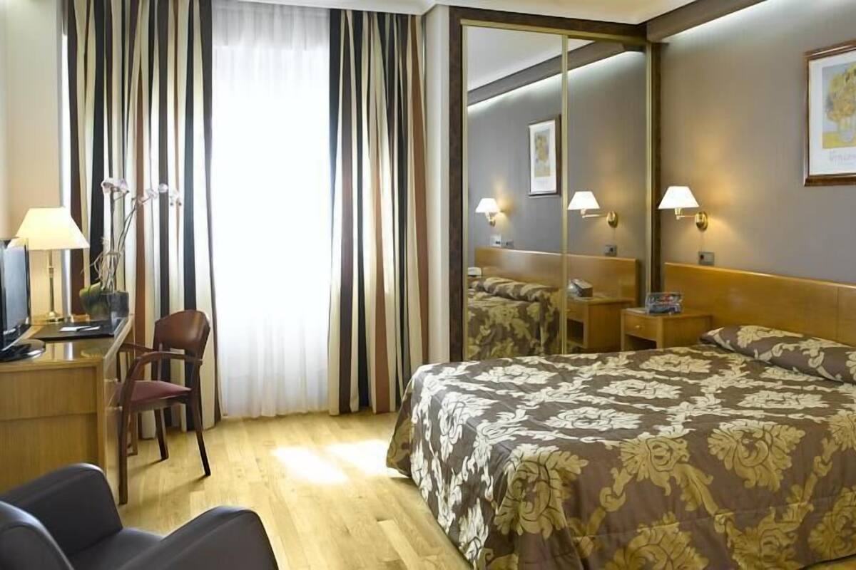 Minibar, in-room safe, desk, WiFi (free)
