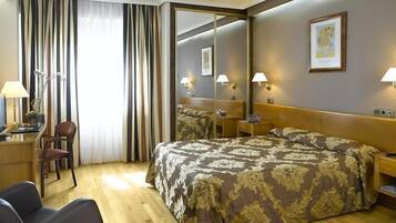 Bar mini, peti besi dalam bilik, meja, Wi-fi percuma