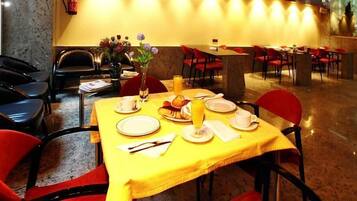 Sarapan (EUR 6.16 seorang)