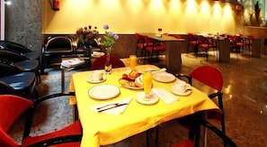 Petit déjeuner (6.16 EUR par personne)