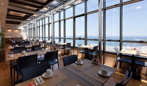Café da manhã com buffet diário (EUR 11.9 por pessoa) 