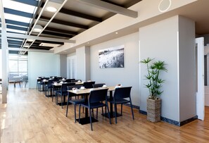 Tägliches Frühstücksbuffet (11.9 EUR pro Person)