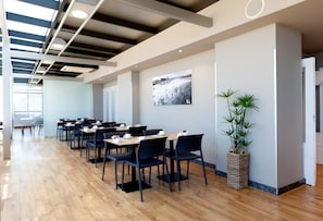 Tägliches Frühstücksbuffet (11.9 EUR pro Person)