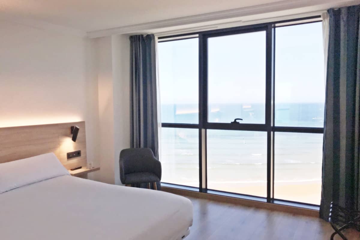 1 bedroom, in-room safe, desk, blackout curtains