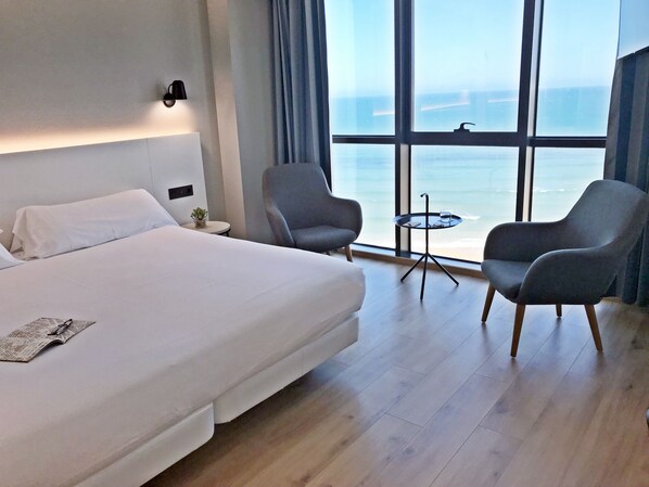 1 quarto, cofres nos quartos, escrivaninha, cortinas blackout