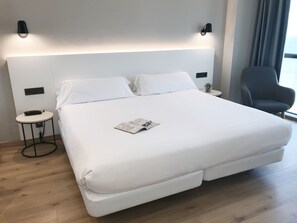 Caja fuerte, escritorio, cortinas opacas y wifi gratis
