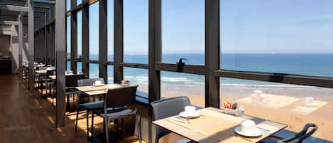 Desayuno buffet todos los días (EUR 11.9 por persona)