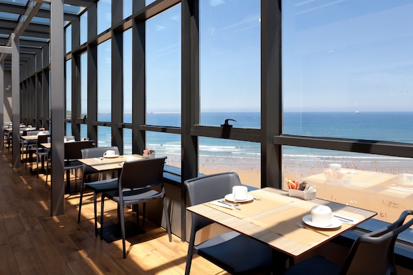Desayuno buffet todos los días (EUR 11.9 por persona)