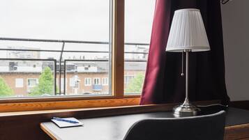 Een bureau met een lamp, een notitieboekje en een pen.