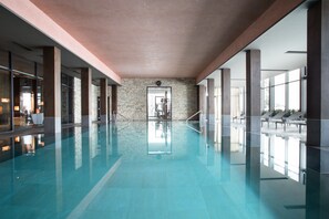 Piscine couverte, chaises longues