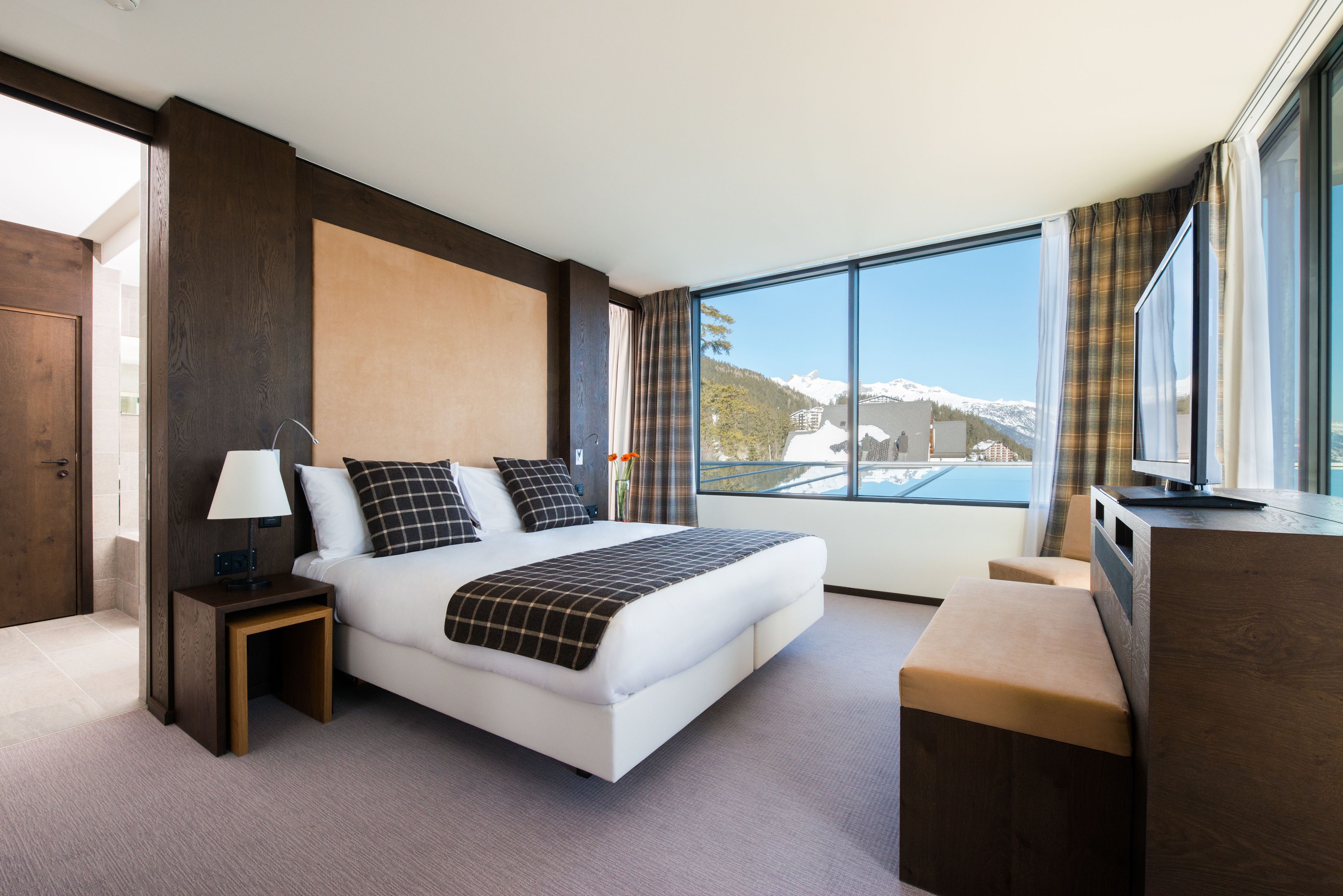 premium bedding, minibar, in-room safe, blackout curtains