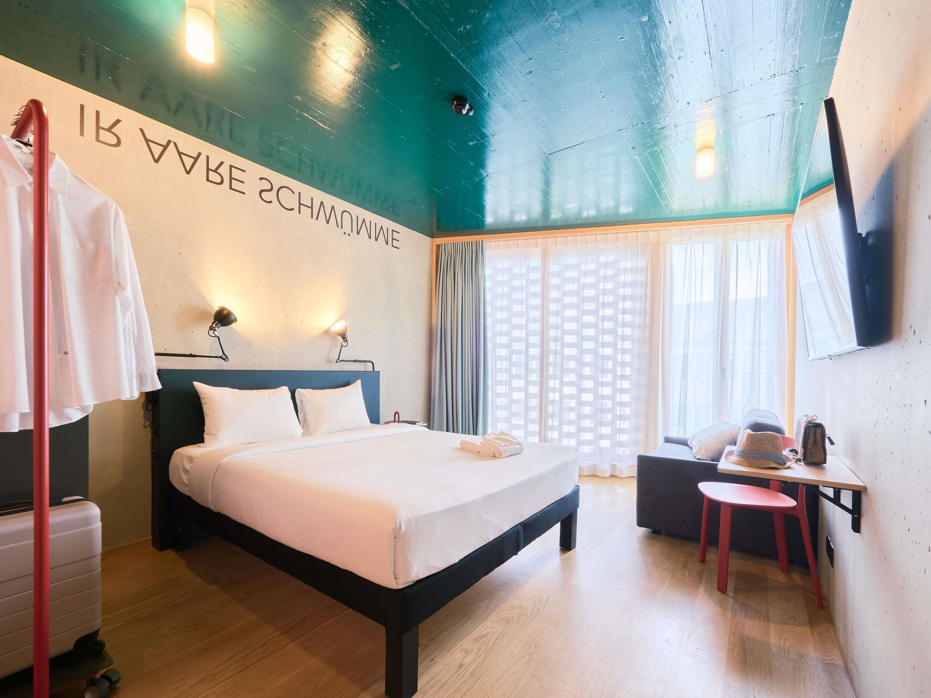 Chambre triple supérieure, 1 grand lit et 1 canapé-lit | Literie de qualité, coffre-fort, rideaux d’obscurcissement