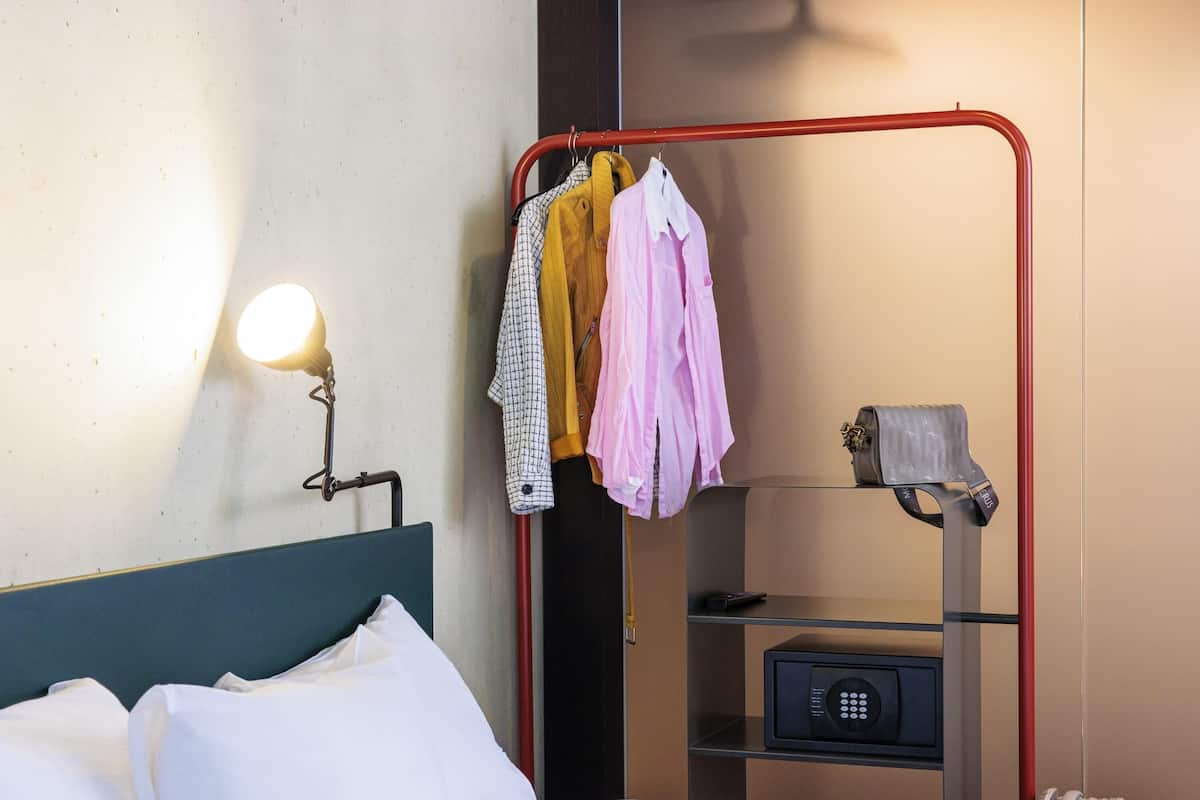 Premium bedding, in-room safe, blackout drapes, soundproofing