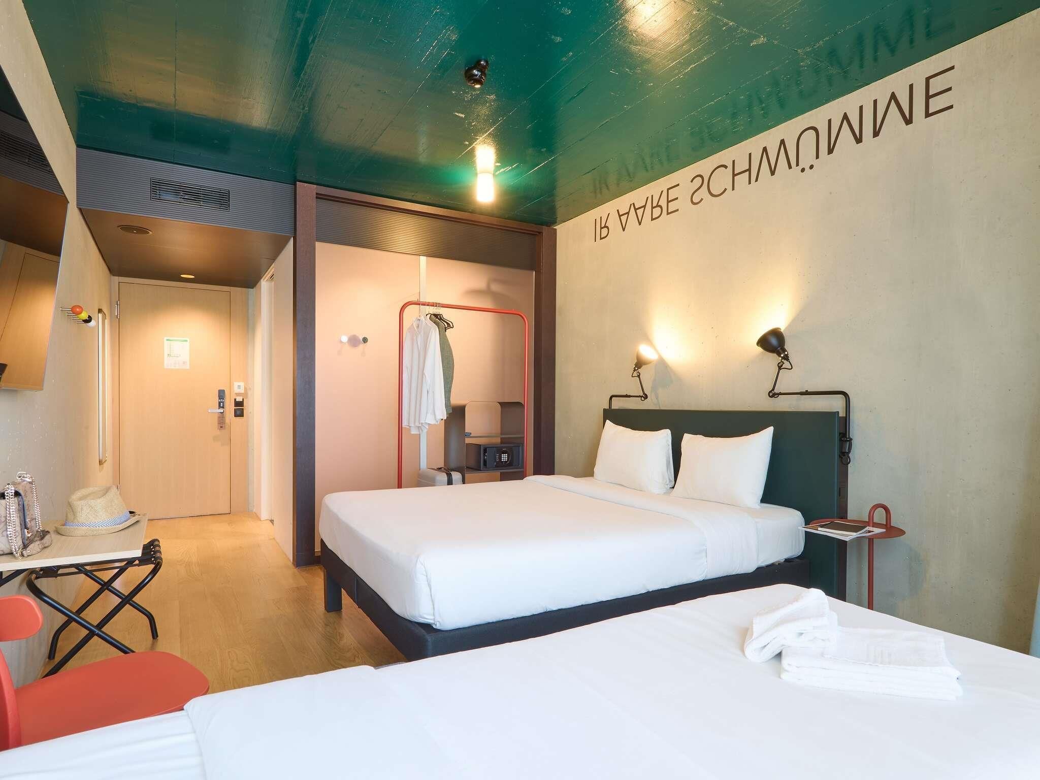 Chambre Triple Supérieure, 1 grand lit et 1 canapé-lit | Literie de qualité supérieure, coffres-forts dans les chambres