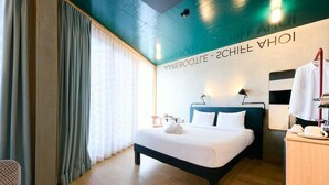 A hotel room with a bed, a desk, and a wardrobe. - ibis Styles Bern City (Bern)