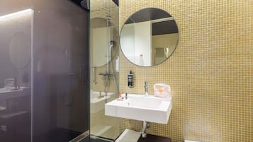 Premium bedding, in-room safe, blackout drapes, soundproofing