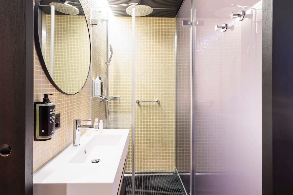 Hochwertige Bettwaren, Zimmersafe, Verdunkelungsvorhänge