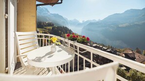 Premium bedding, down comforters, desk, laptop workspace - Hotel Regina Wengen (Lauterbrunnen)