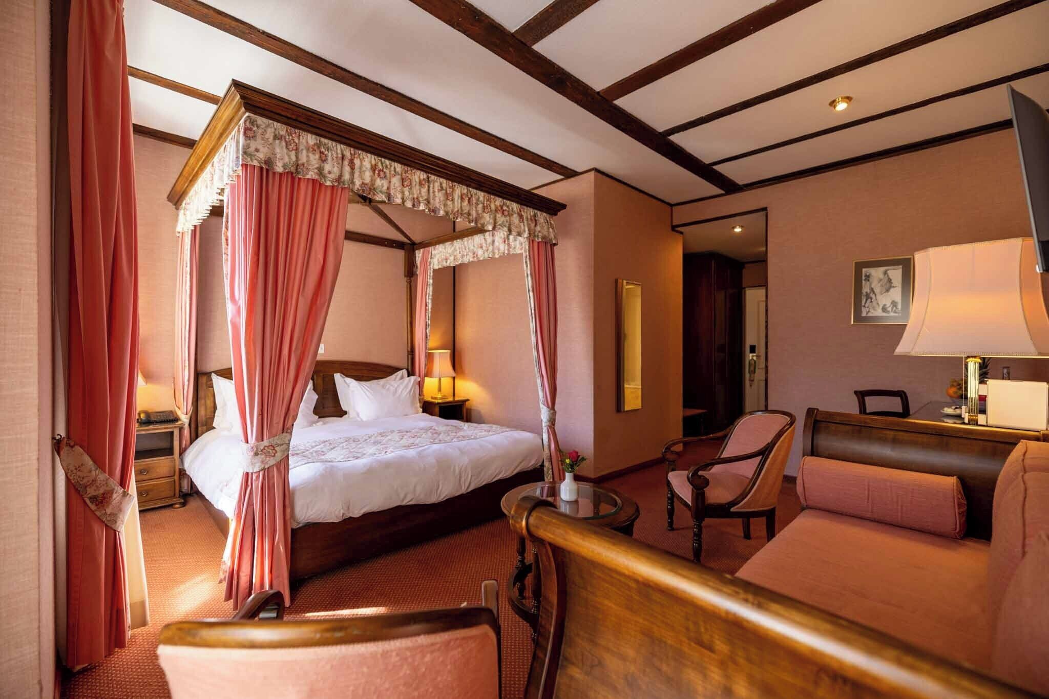 Quarto casal luxo, sacada | Roupas de cama premium, edredons de pluma, individualmente decorados