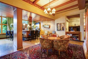 Coin salon dans le hall