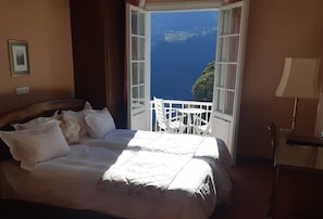 Habitación clásica con 2 camas individuales, balcón, vista a la montaña | Ropa de cama de alta calidad, edredón y decoración personalizada