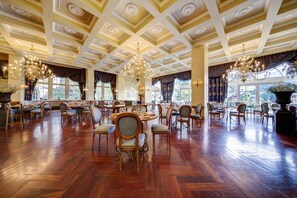 2 restaurants; ze serveren er ontbijt en diner 