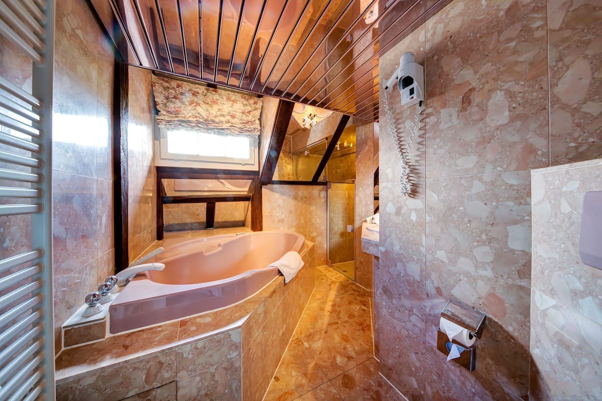 rainfall showerhead, hair dryer, towels