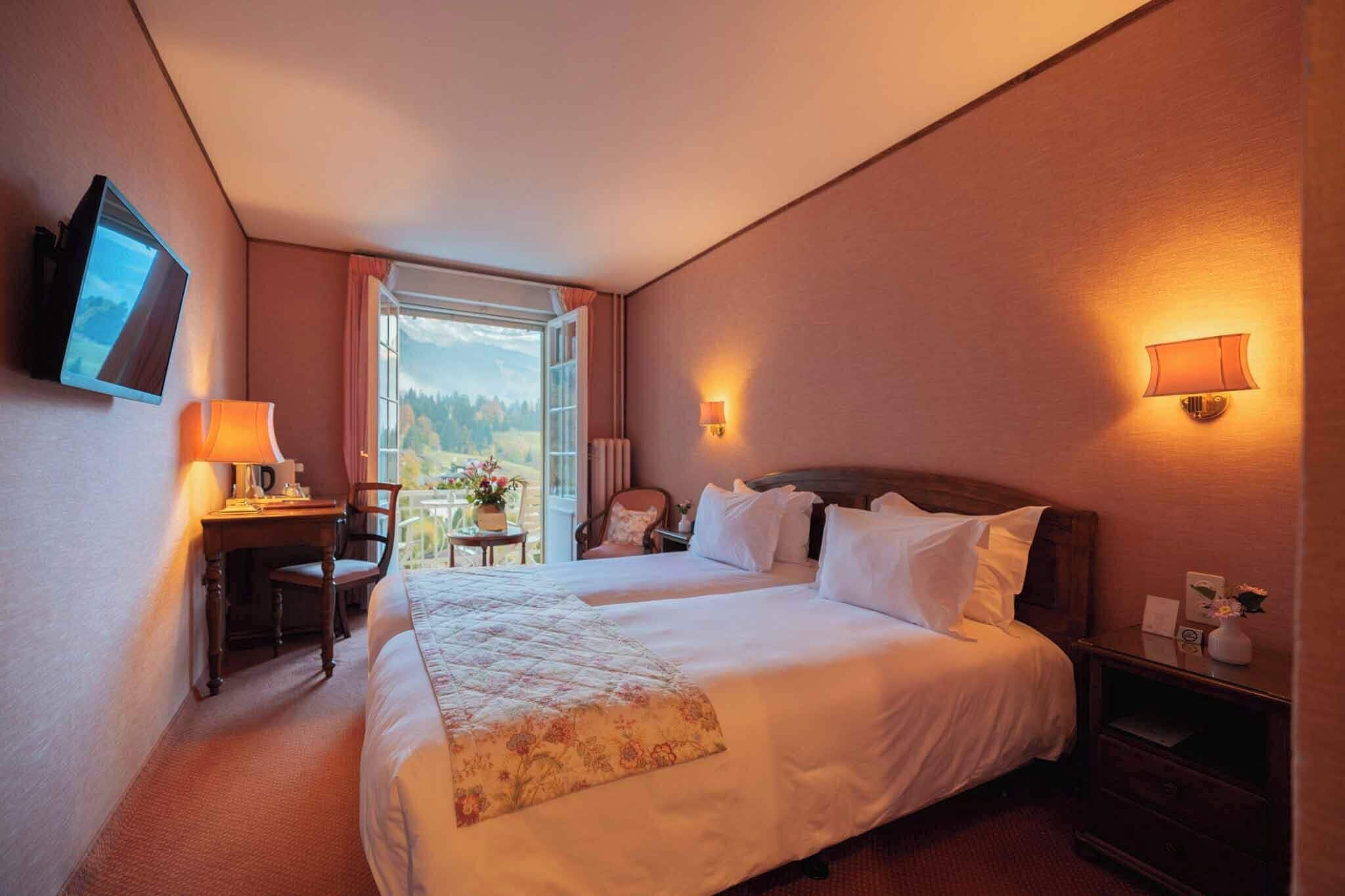 Quarto duplo clássico, sacada, vista para a montanha | Roupas de cama premium, edredons de pluma, individualmente decorados