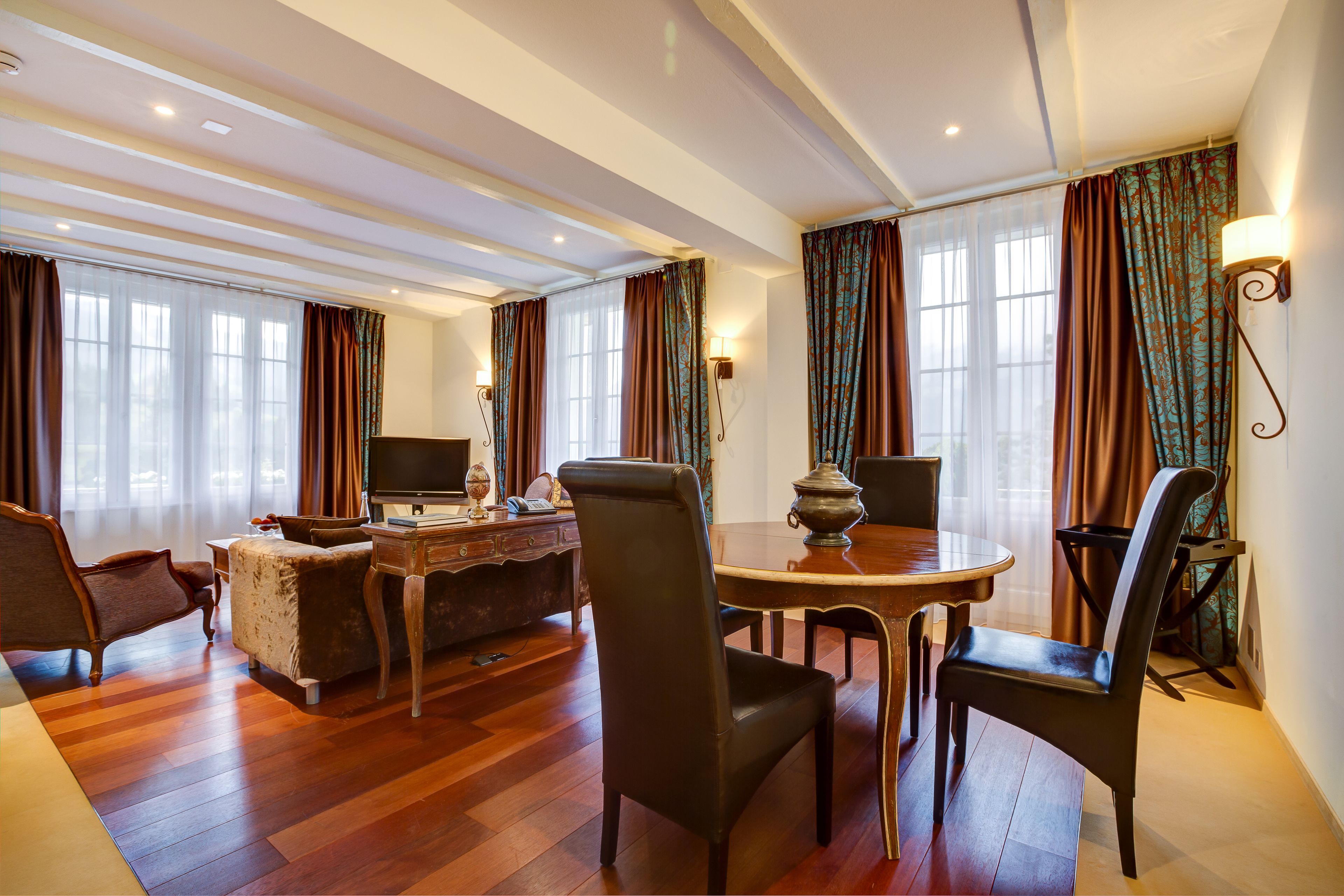 Suite, Mountain View | Living area | Flat-screen TV, offices