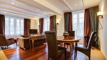 Suite, Mountain View | Living area | Flat-screen TV, offices