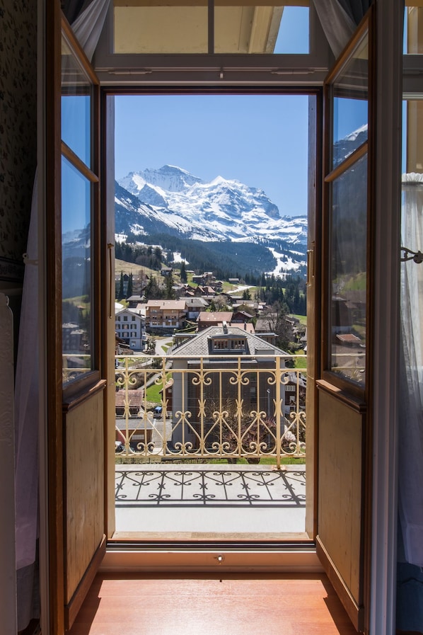 Chambre supérieure double ou avec lits jumeaux, vue sur le jardin | Balcon