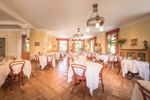 Tägliches inbegriffenes kontinentales Frühstück