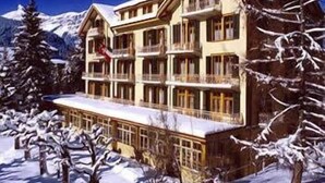 A multi-story hotel with a traditional architectural style, featuring balconies and a snow-covered landscape. - Hotel Falken (Lauterbrunnen)