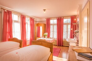 Allergitestet sengetøy, safe på rommet, skrivebord og strykejern/-brett