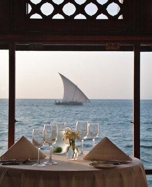 2 restaurantes, com serviço de café da manhã e almoço; frutos do mar