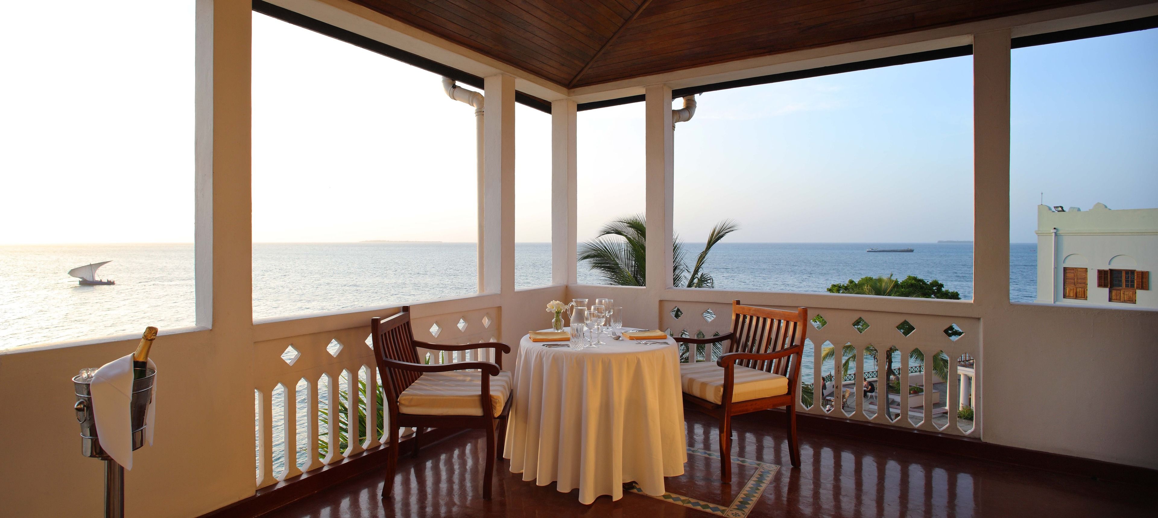 honeymoon suite | in-room dining