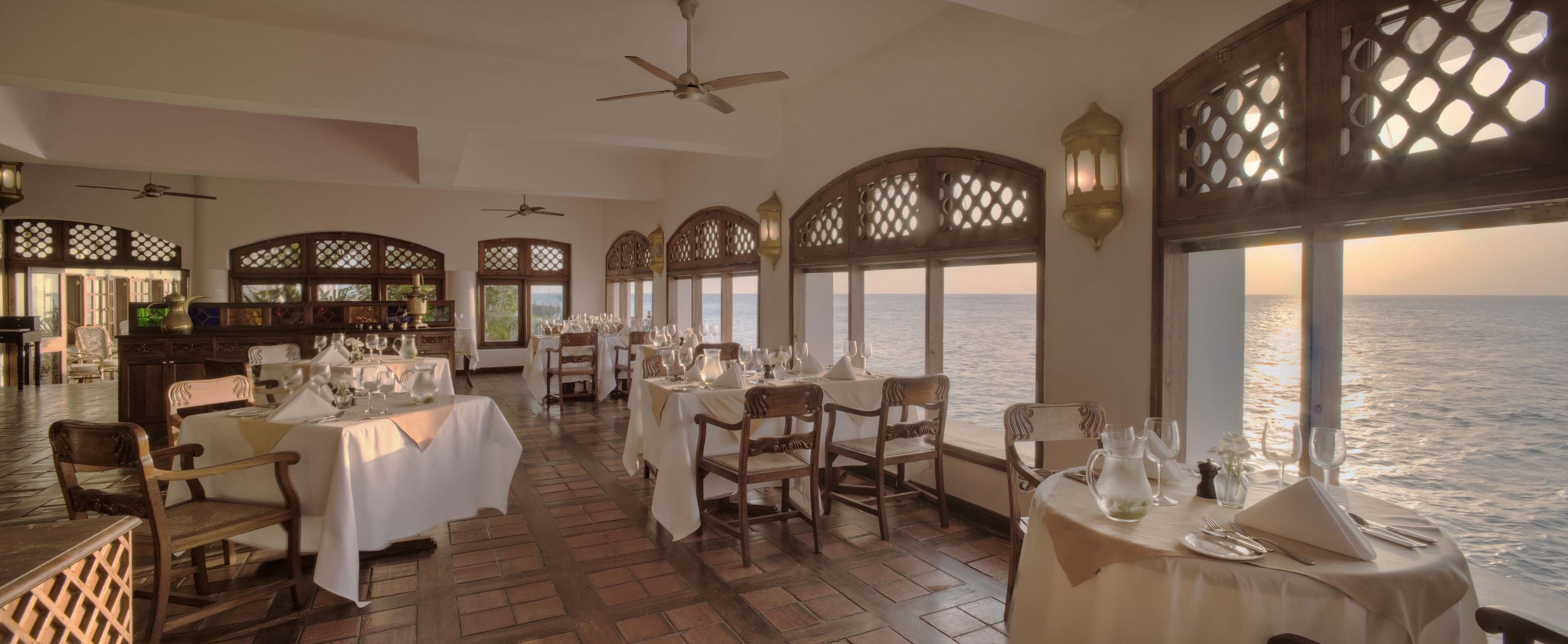 2 间餐厅，供应早餐、午餐和晚餐，海鲜