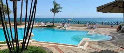 Piscine extérieure, parasols de plage, maßtres-nageurs sur place
