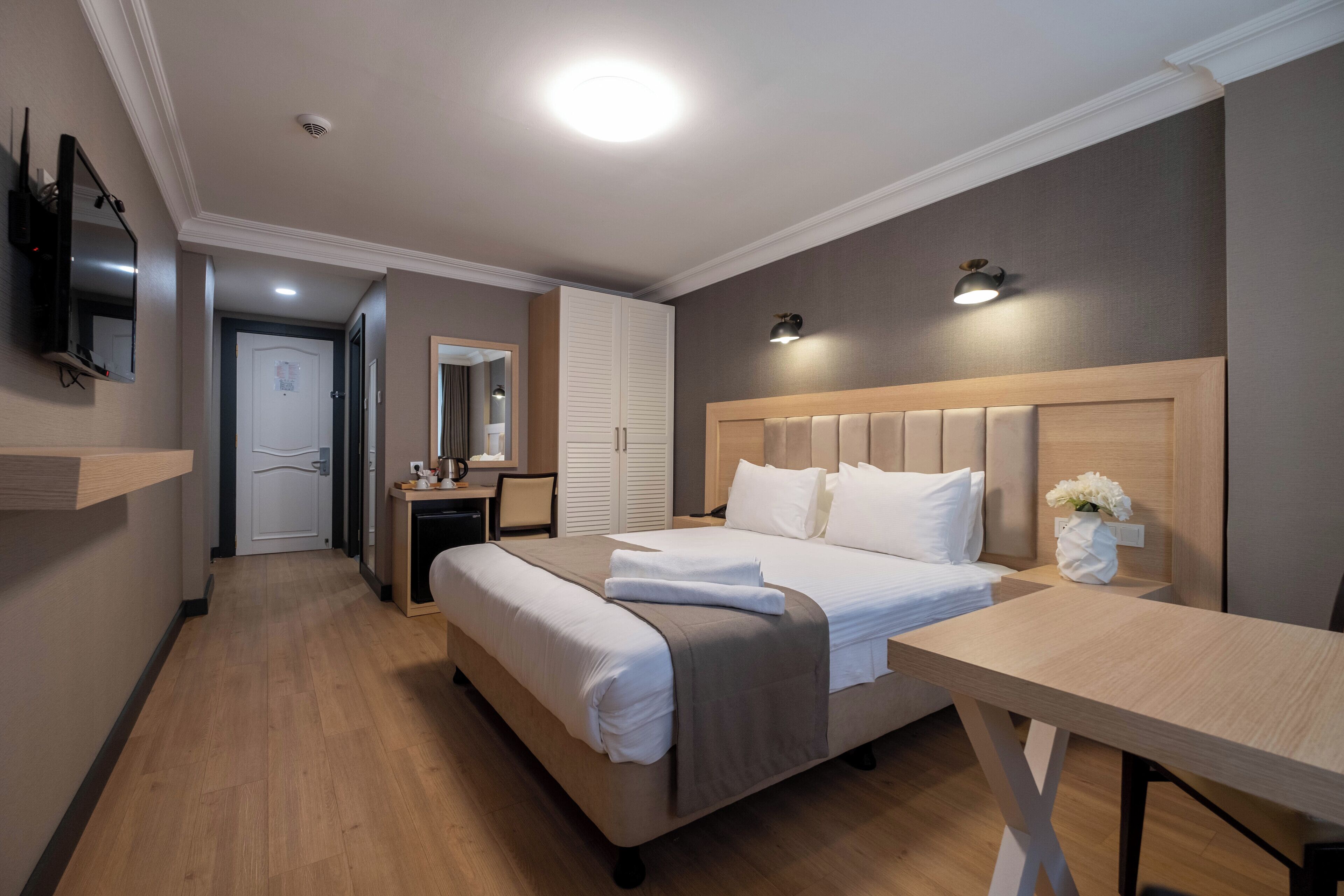 迷你吧、房內夾萬、書桌、手提電腦工作空間