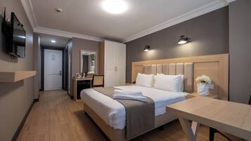 Een minibar, een kluis op de kamer, een bureau, een laptopwerkplek